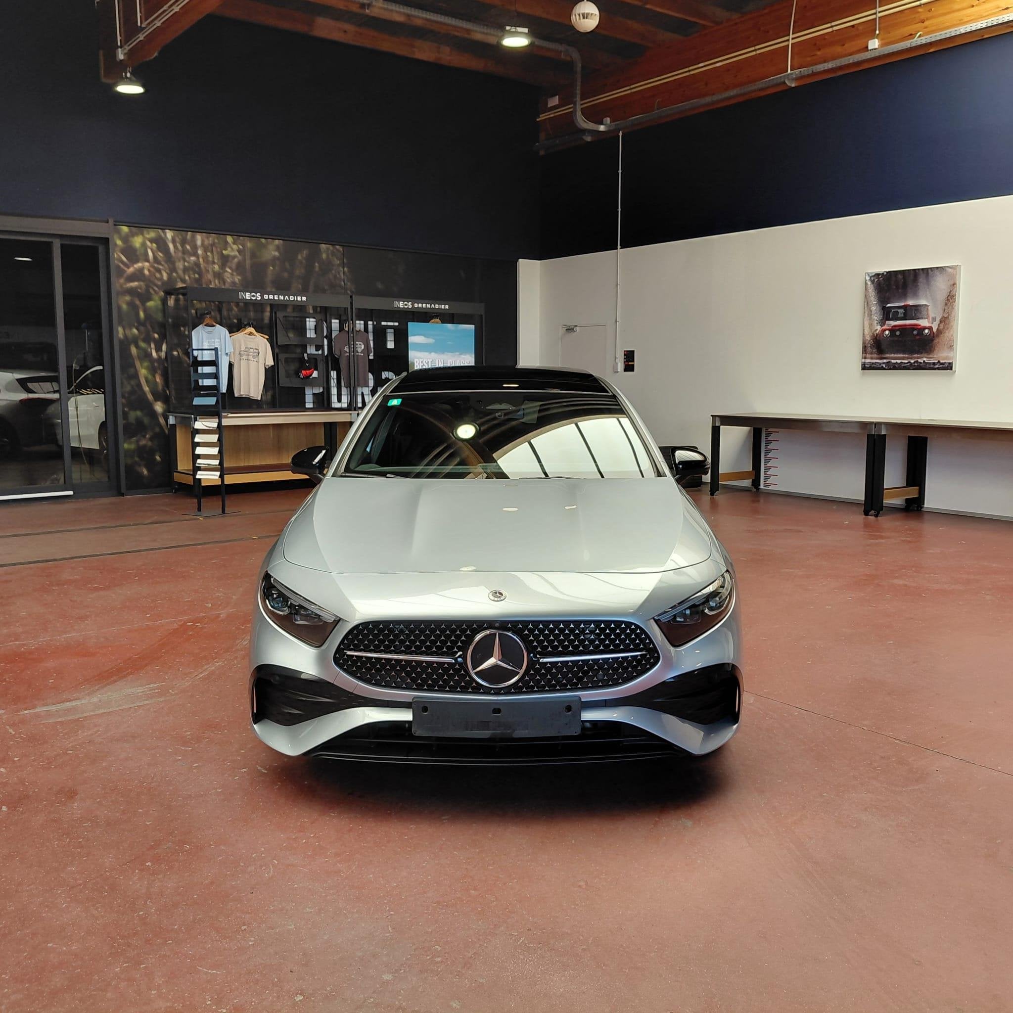 Mercedes-Benz A-klasse 180 Hatchback AMG Line | Panoramisch, Autos, Mercedes-Benz, Achat, 1340 kg, Entreprise, Entretenue par le concessionnaire