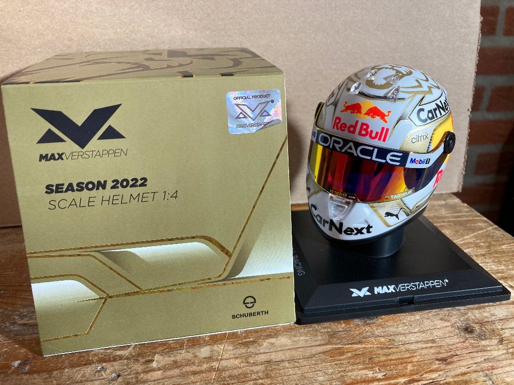Max Verstappen 1:4 helm 2022 Seizoenshelm Red Bull RB18, Ophalen of Verzenden, Nieuw, Formule 1