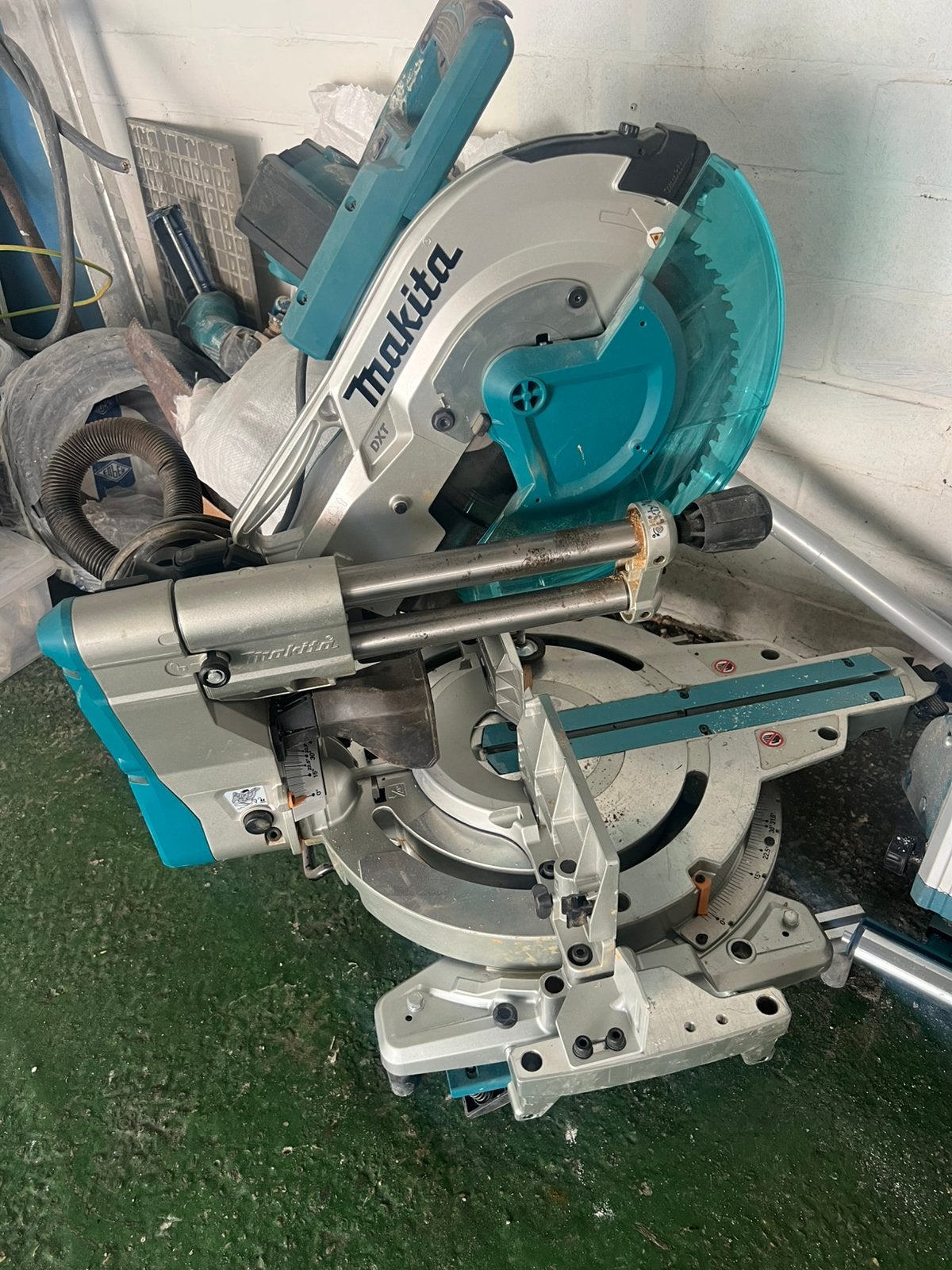 Makita afkortzaag/verstekzaag te huur, Doe-het-zelf en Bouw, Gereedschap | Zaagmachines, Zo goed als nieuw, Afkortzaag, Ophalen of Verzenden