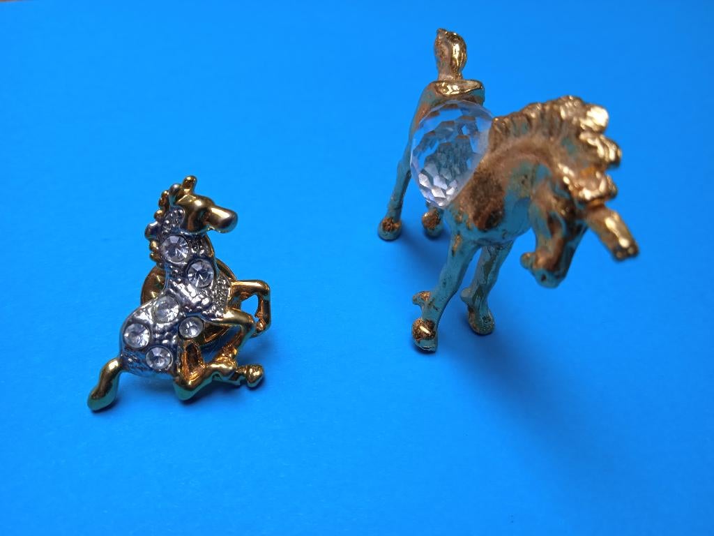 Pin’s cheval doré + Figurine licorne vintage Swarovski, Ophalen, Zo goed als nieuw, Overige soorten, Overige typen