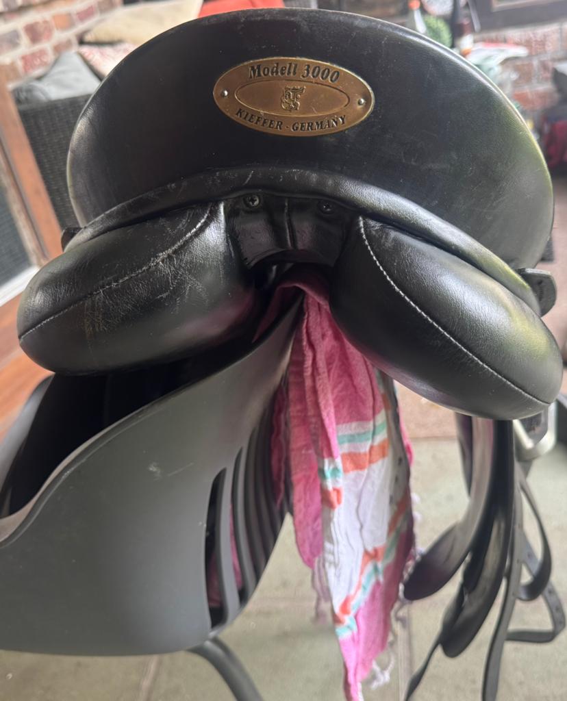 Selle de dressage Kieffer 3000 17 pouces, Animaux & Accessoires, Chevaux & Poneys | Selles, Enlèvement, Utilisé, Dressage