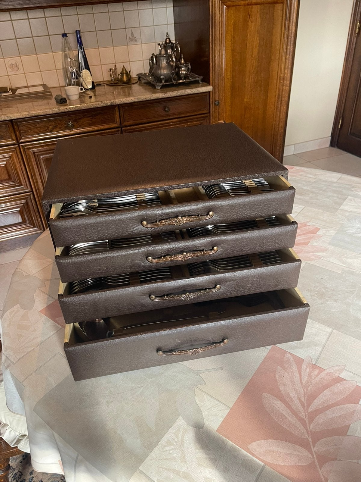 Set de couverts complet dans une boîte, Maison & Meubles, Enlèvement, Comme neuf