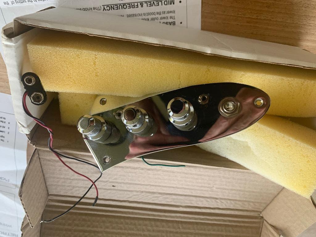 East Retro J-01 - bass preamp van John East voor jazz bass, Ophalen of Verzenden, Zo goed als nieuw, Basgitaar, 100 watt of meer