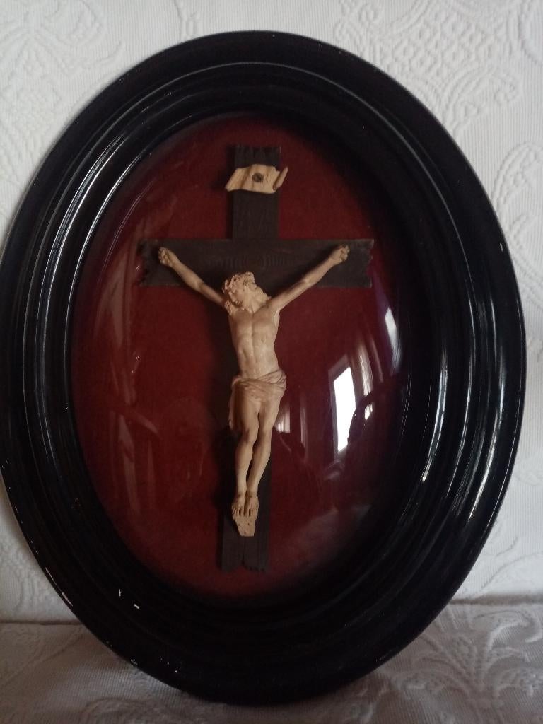 Cadre bombé Crucifix en écume ou albâtre fin19siècle, Antiquités & Art, Antiquités | Objets religieux, Enlèvement ou Envoi