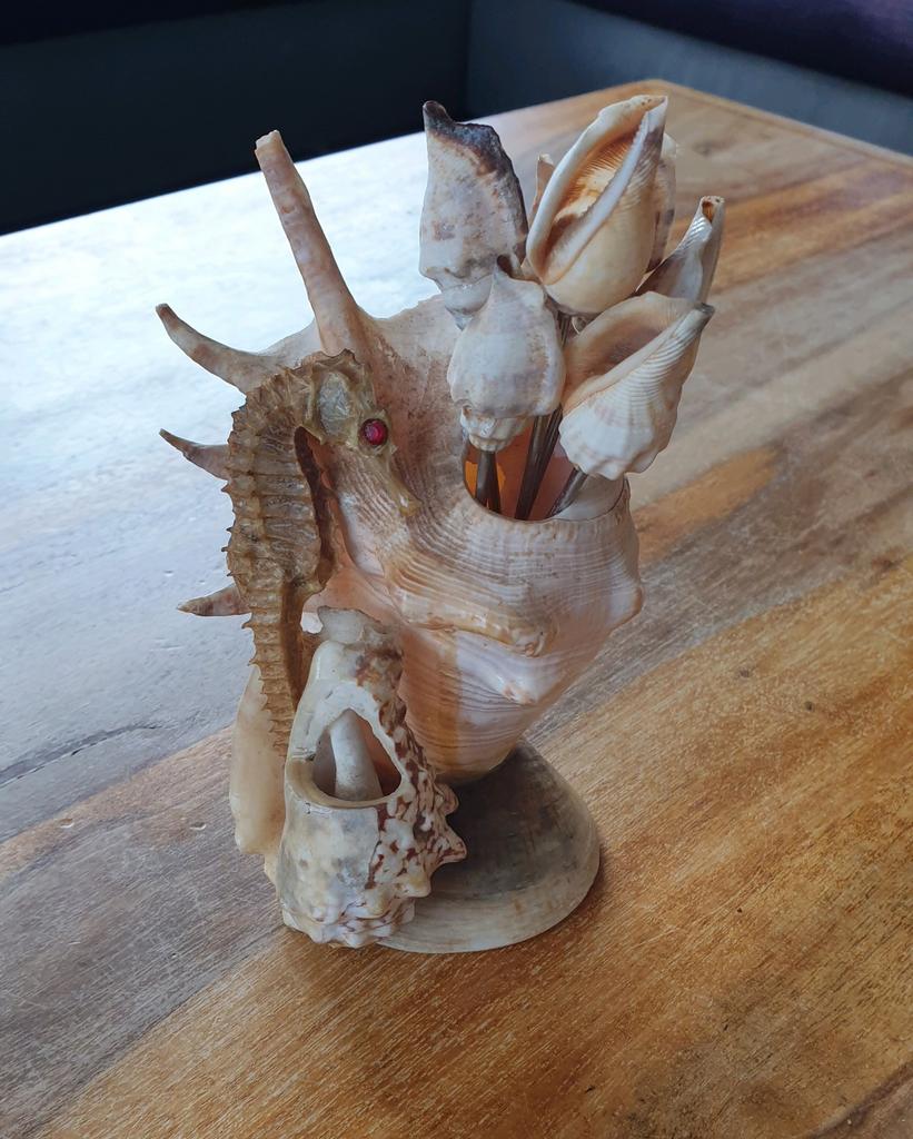 Cocktailprikker uit schelpen en zeepaard., Ophalen of Verzenden