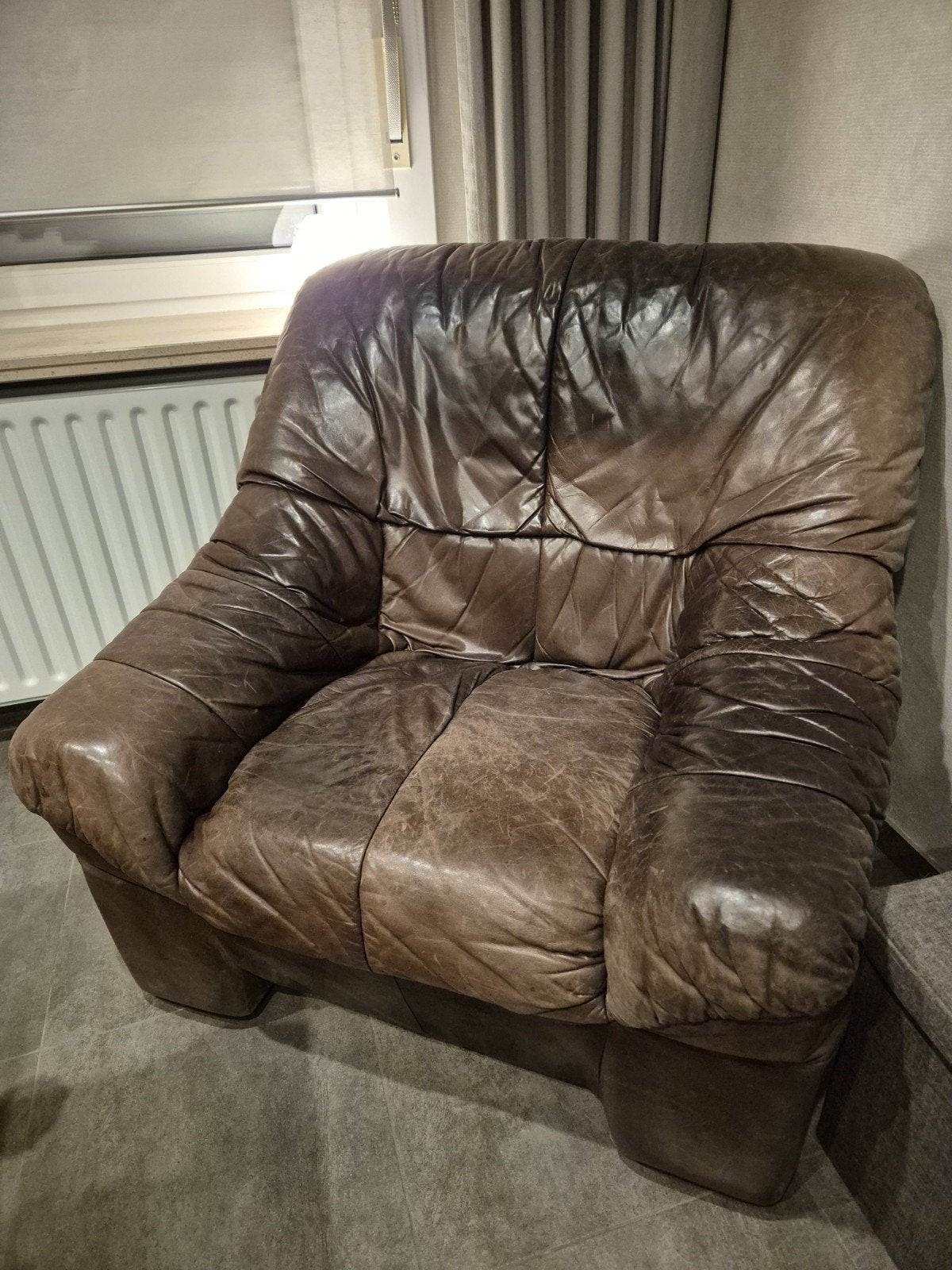 GRATIS eenzit zetel / fauteuil bruin leer, Huis en Inrichting, Ophalen, Leer