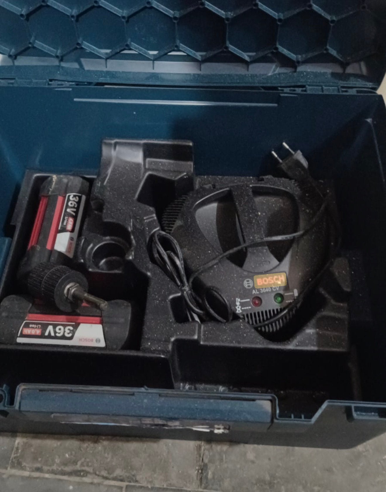 BOSCH a saisir 36V avec 2 Batteries chargeur, Enlèvement, Comme neuf