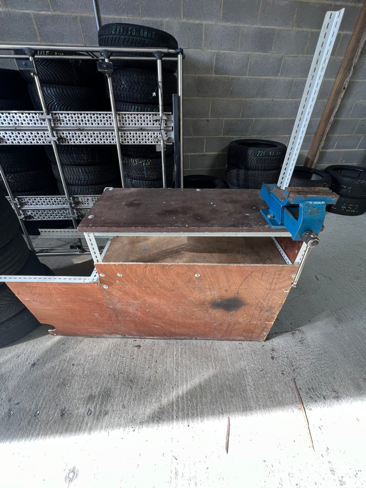ÉTABLI D’ATELIER AVEC GROS ÉTAU – ROBUSTE, Bricolage & Construction, Enlèvement, Comme neuf, Étau