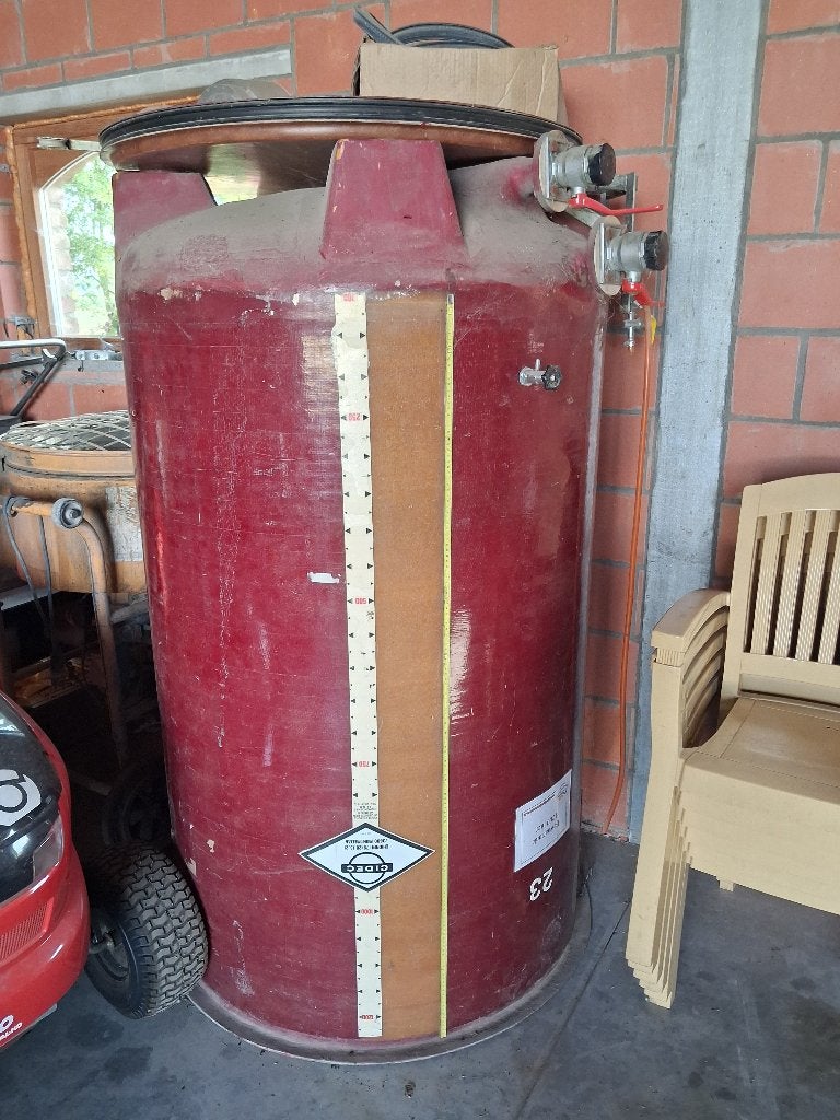 polyester vat 1400 l met vlottend deksel, Ophalen, Kunststof, Gebruikt, Met kraantje