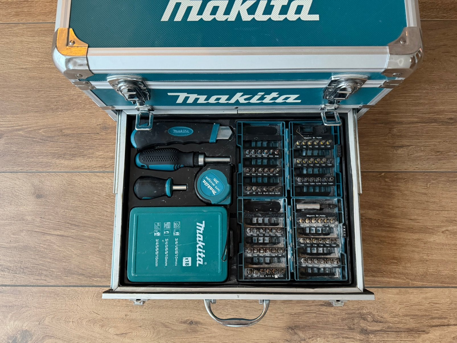 Makita DHP453 + 2 batterijen + lader + 96 accessoires, Ophalen, Gebruikt, Kolomboormachine, Klopboormechanisme