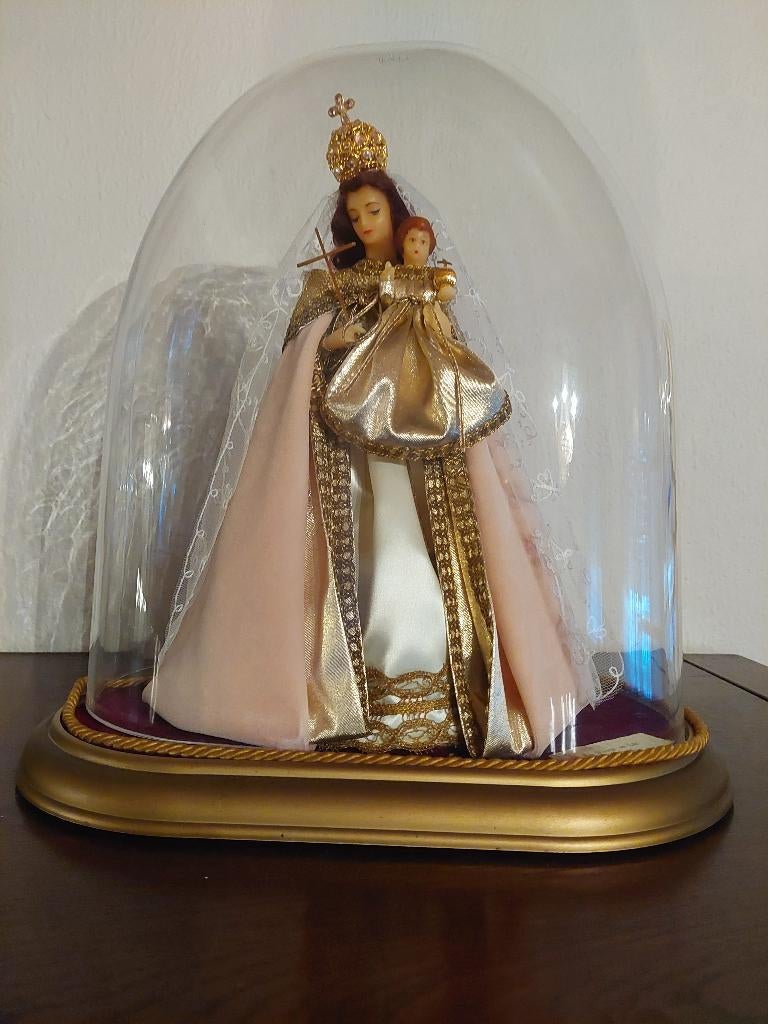 Madonna onder stolp, Ophalen