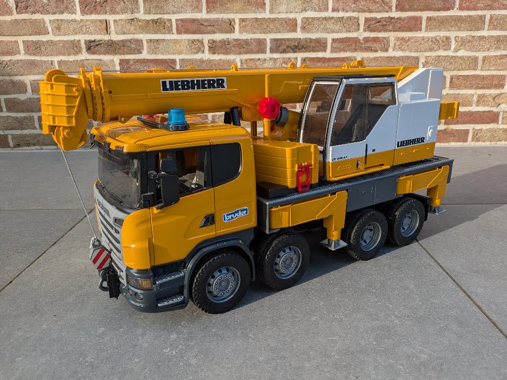Bruder - vrachtwagen Scania 560R Liebherr, Ophalen, Zo goed als nieuw