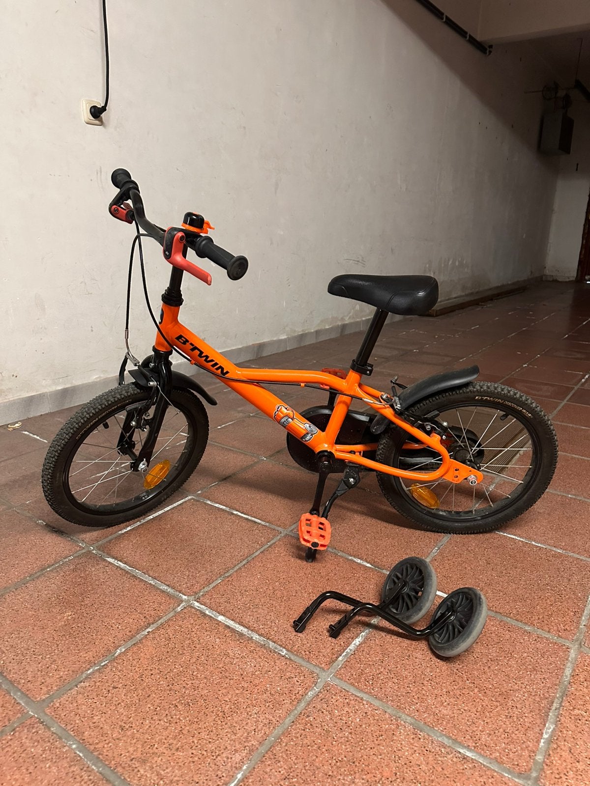 Velo 16 pouces avec roues stabilisatrices, Frein sur jante, Stabilisateurs, Enlèvement, Comme neuf