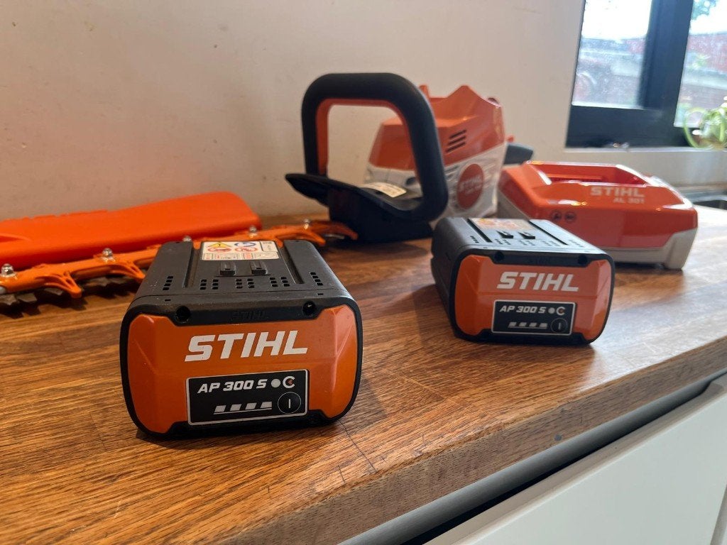 ZGANStihl HSA 100 accuheggenschaar +2x AP 300S accu + AL301, Ophalen, Zo goed als nieuw, Accu, Stihl