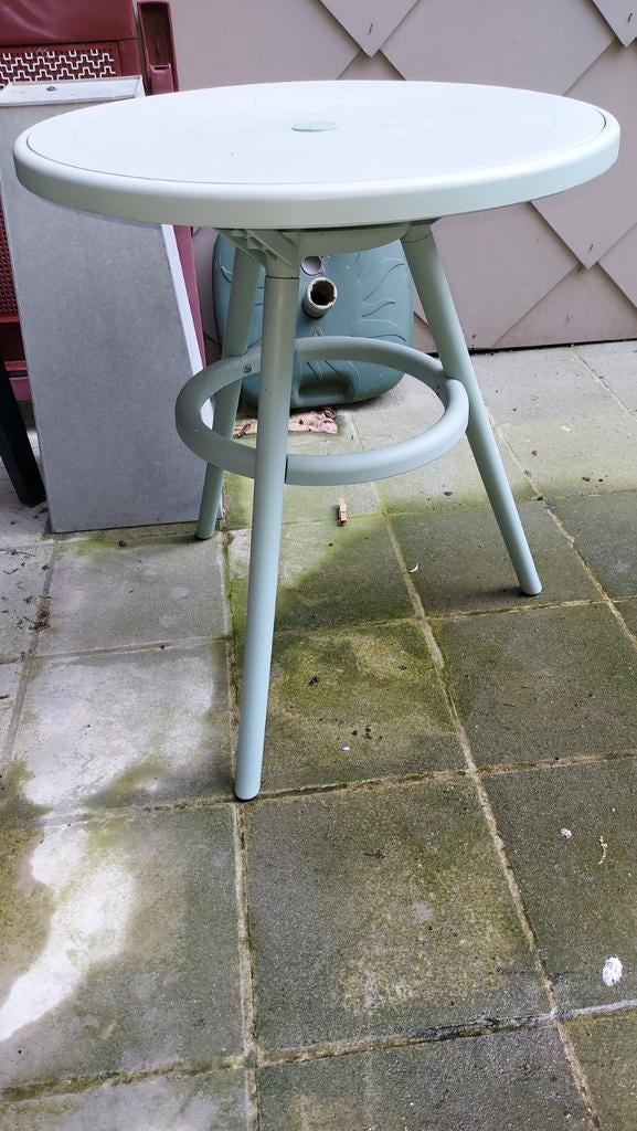 Terrastafel 72cm hoog en 63cm met opening voor parasol., Ophalen