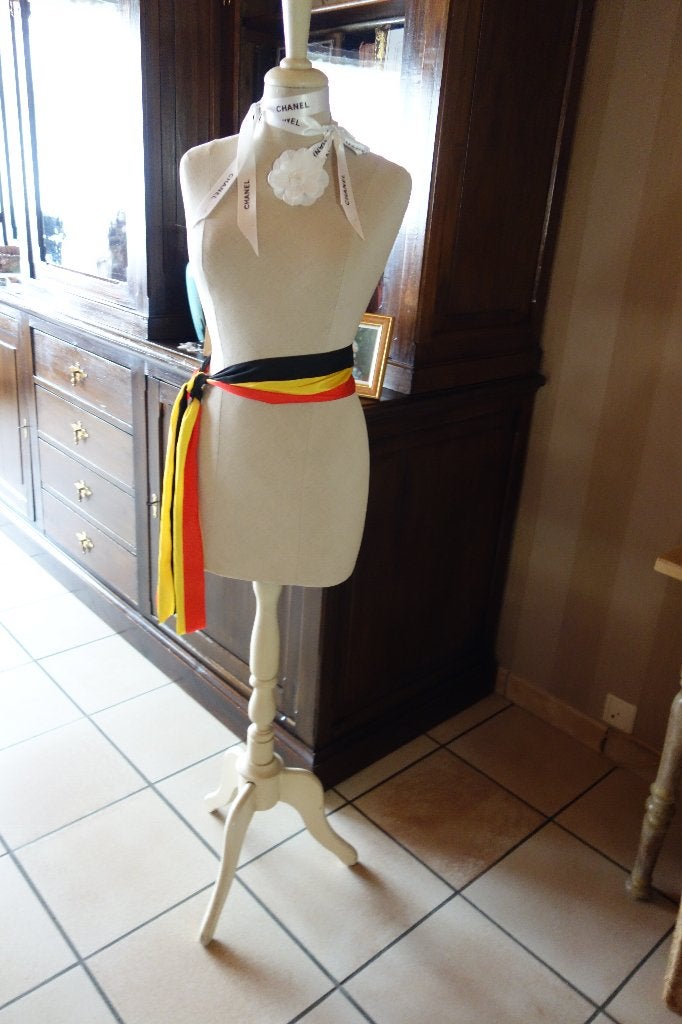 DEZE ETALAGEPOP IS 1,80 CM EN KAN VERKLIJNEN TOT 1,50CM, Antiek en Kunst, Ophalen of Verzenden