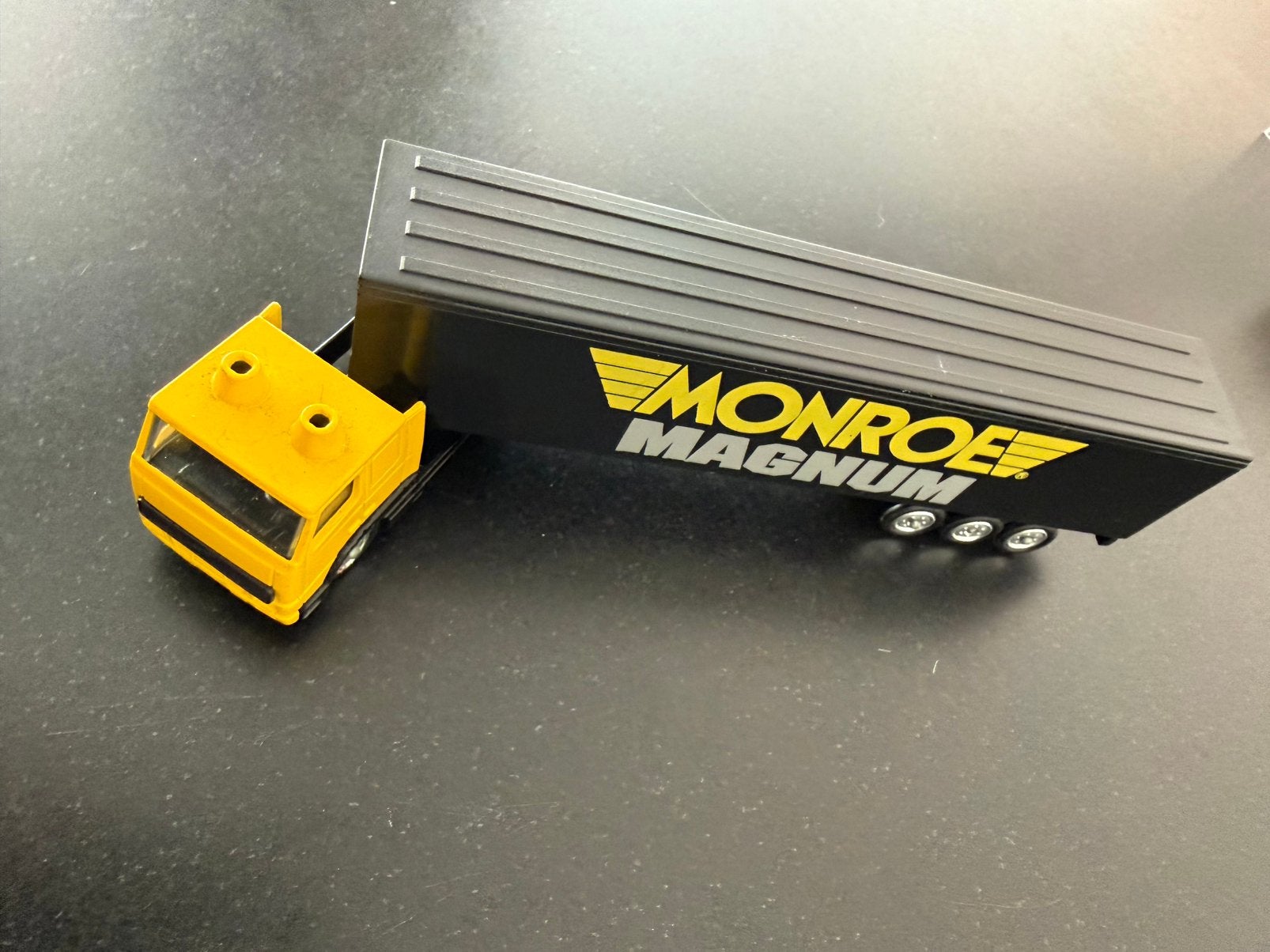 Camion/remorque Lledo Volvo FH12 Monroe Magnum PM119, Hobby & Loisirs créatifs, Voitures miniatures | Échelles Autre, Enlèvement ou Envoi