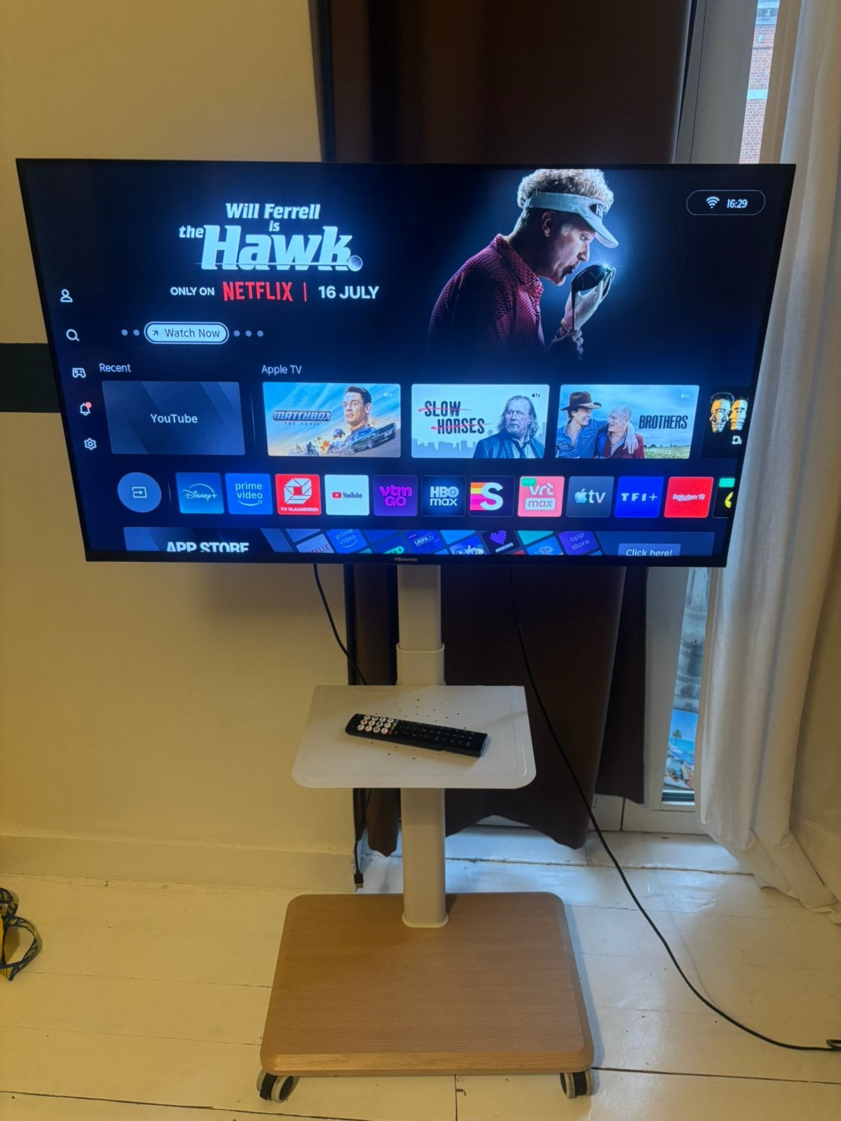 Smart TV Hisense avec support sur roulettes et télécommande, Enlèvement, Comme neuf