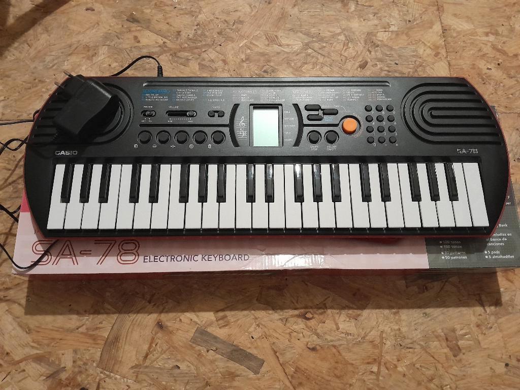 Casio Keyboard SA-78 + adapter, Ophalen, Zo goed als nieuw, Overige aantallen, Casio