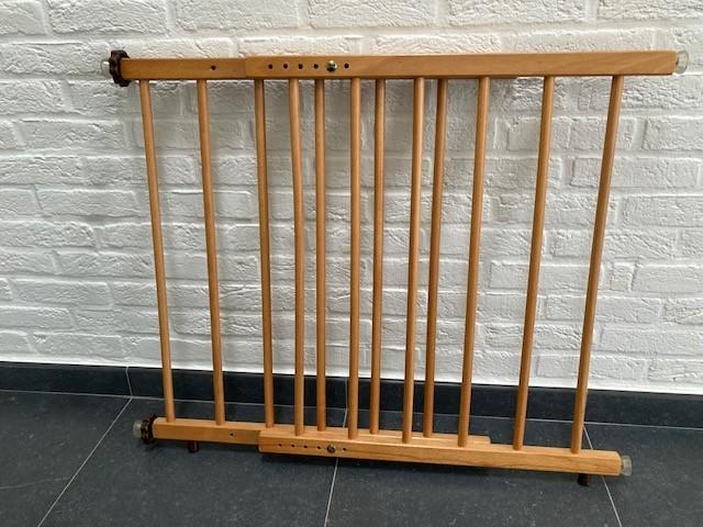 houten traprekje in perfecte staat, Enfants & Bébés, Barrières, Comme neuf, Barrière de sécurité, Bois, 100 à 115 cm, Enlèvement