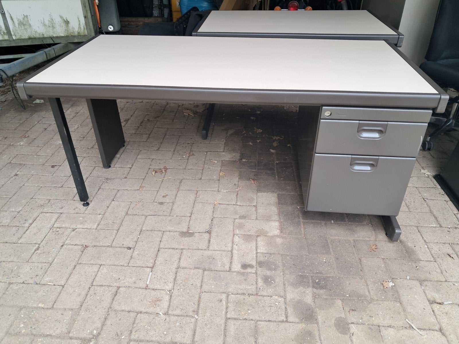 Mewaf Bureau + bijhorende tafel, Enlèvement