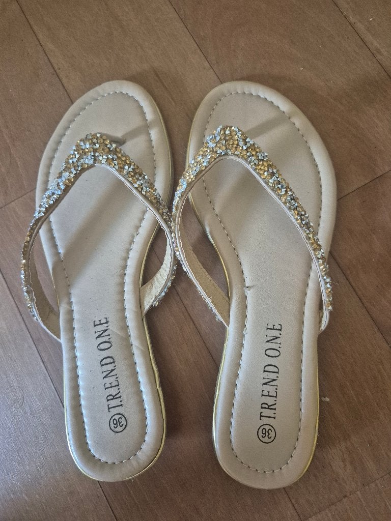 Teenslippers - goud / zilver glitter - maat 36, Slippers, Overige kleuren, Nieuw, Ophalen of Verzenden