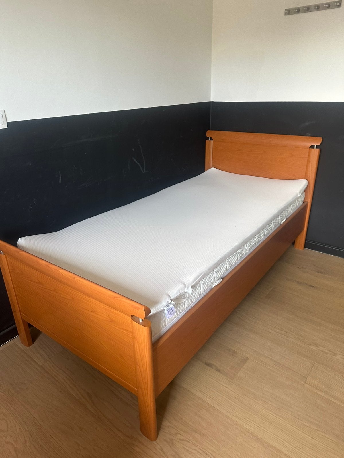 AUPING eenpersoonsbef 90x200 + pocketverenmatras + ladekast, Ophalen of Verzenden, Zo goed als nieuw
