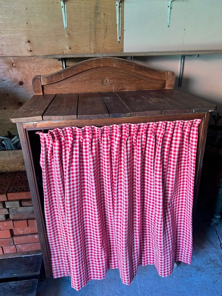 Houten kast met gordijn en licht, Ophalen