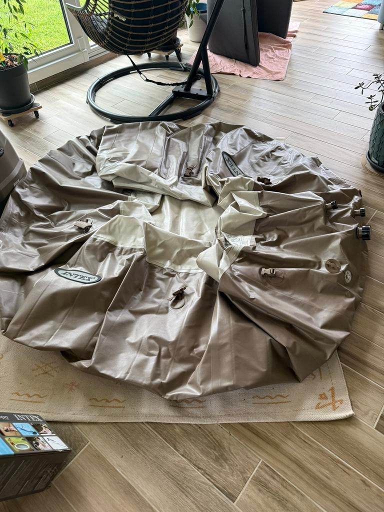 A vendre jacuzzi INTEX 4 personnes impeccable, Enlèvement, Comme neuf