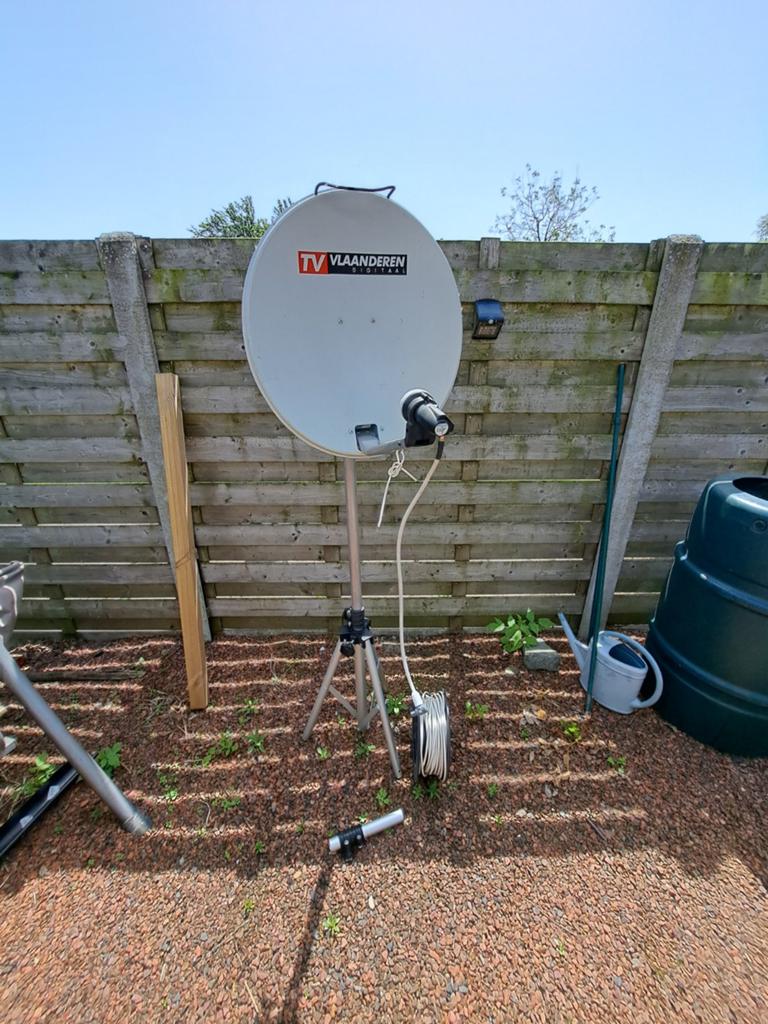 Tv vlaanderen schotelantenne met voet, Audio, Tv en Foto, Schotelantennes, Ophalen, (Schotel)antenne