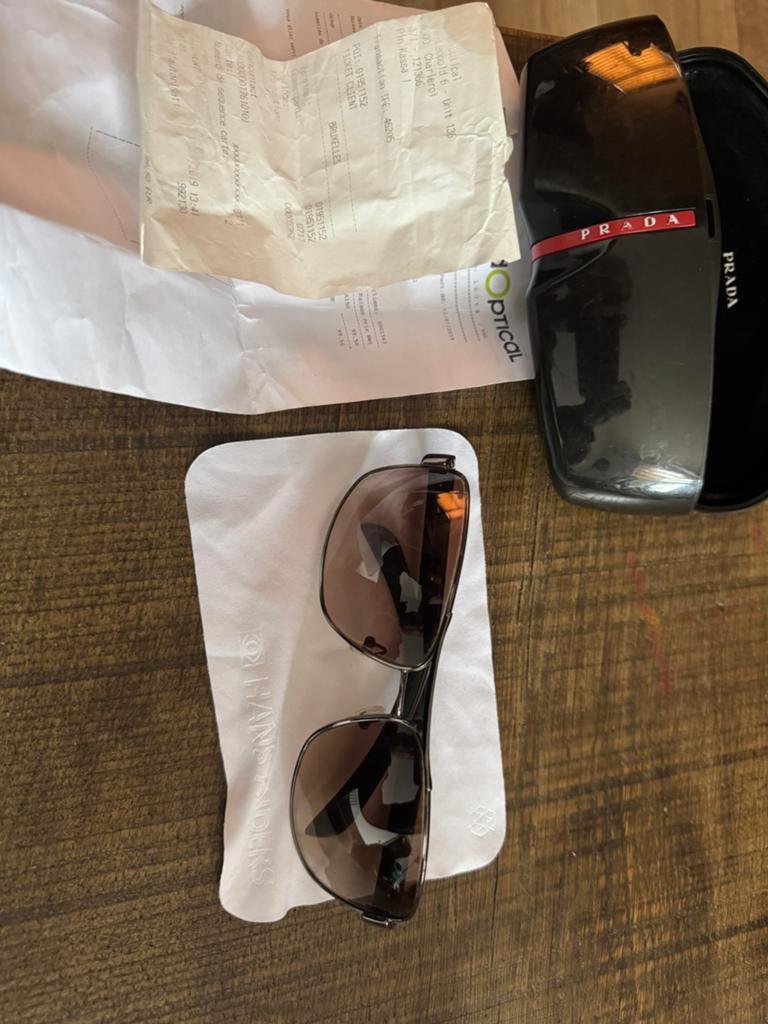 Lunettes de soleil Prada originales – bon état – 100 €, Comme neuf, Lunettes, Noir, Prada
