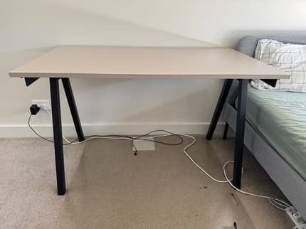 Trotten bureau ikea beige met zwarte staanders, Maison & Meubles, Enlèvement, Comme neuf, IKEA, Beige