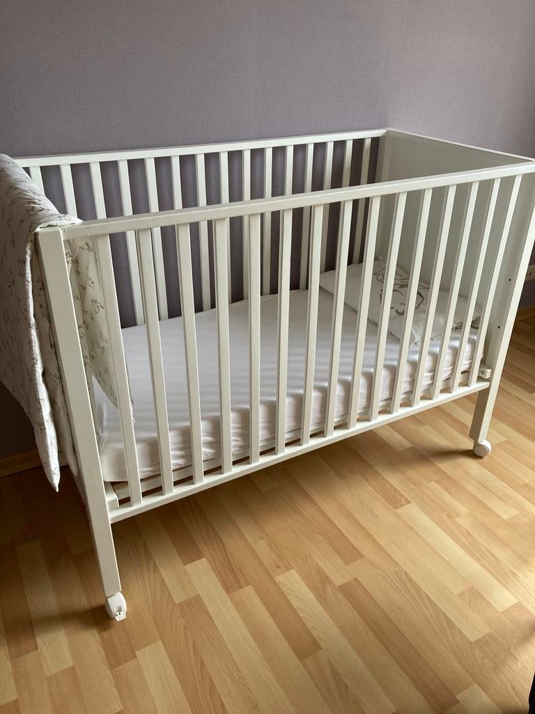 Pakket babyspullen nog in zeer goede staat ,bv voor bij oma, Kinderen en Baby's, Babywiegjes en Ledikanten, Ophalen, Zo goed als nieuw