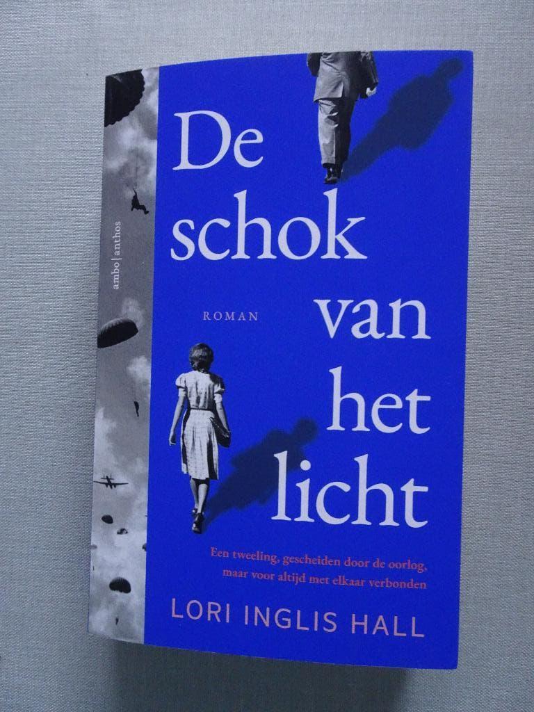 DE SCHOK VAN HET LICHT, LORI INGLIS HALL, Boeken, Ophalen of Verzenden, Zo goed als nieuw