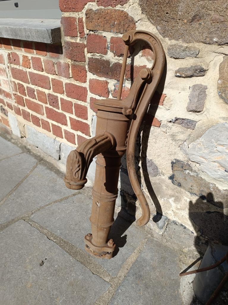 Ancienne pompe à eau pour la déco extérieur.
