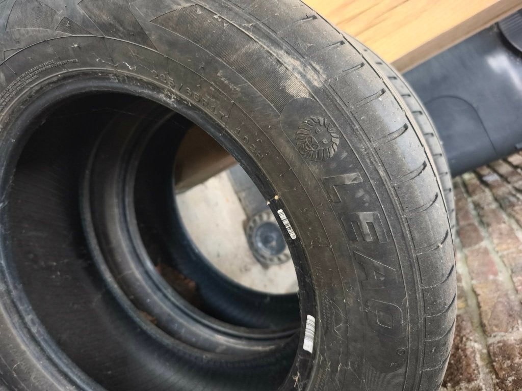 2 pneus en 225/65/17 SUV, Auto-onderdelen, Banden en Velgen, Ophalen, Gebruikt, 17 inch, Band(en)