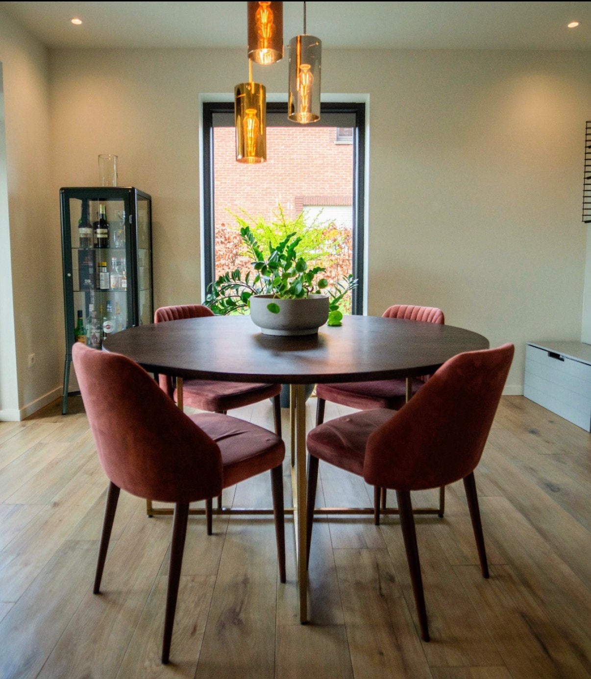 Eetkamerset: ronde houten tafel + 7 stoelen wijnrood velvet, Huis en Inrichting, Ophalen, Zo goed als nieuw
