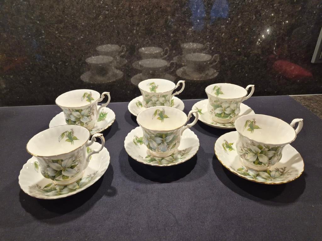 Royal Albert Trillium, Verzamelen, Porselein, Kristal en Bestek, Ophalen of Verzenden