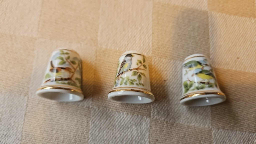 3 vingerhoedjes van porselein puntgaaf antiek, Verzamelen, Vingerhoedjes, Ophalen of Verzenden, Nieuw, Porselein