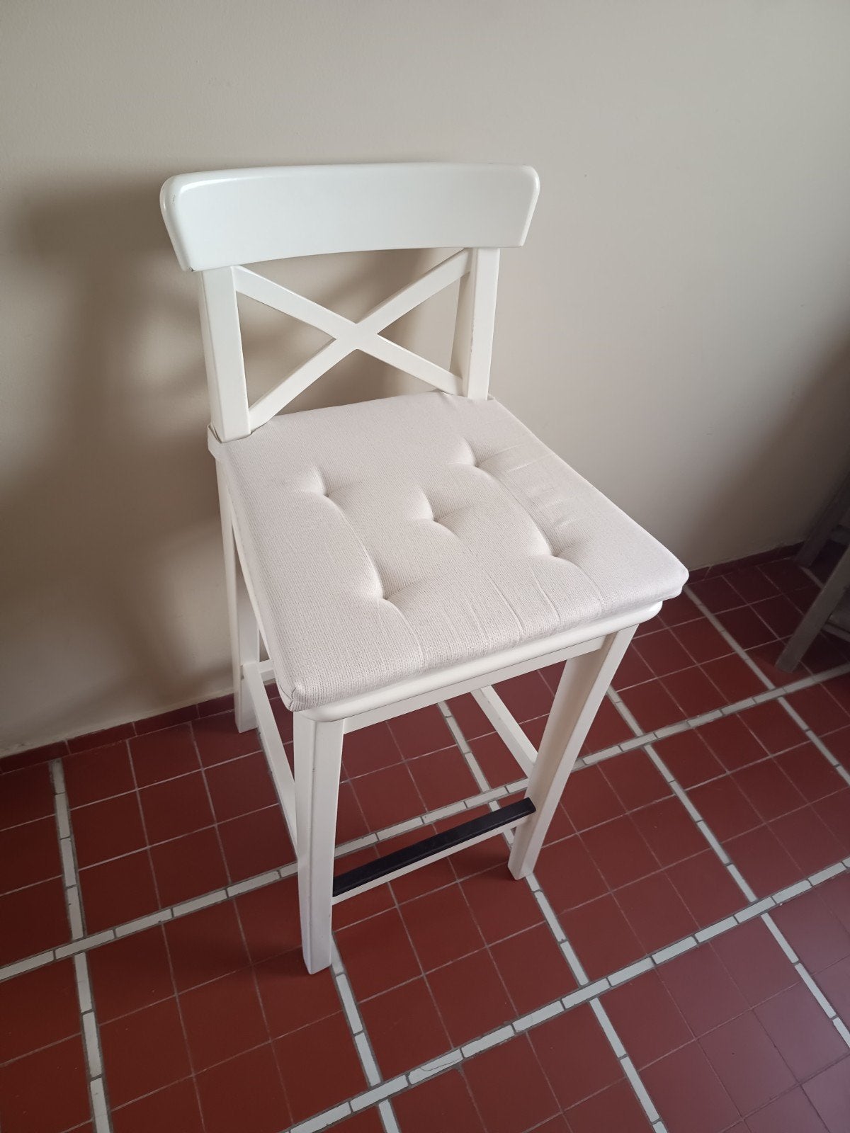 Tabouret bar Ikea bois blanc impeccable, Maison & Meubles, Tabourets de bar, Comme neuf, 60 à 90 cm, Bois, 1 tabouret, Avec repose-pieds