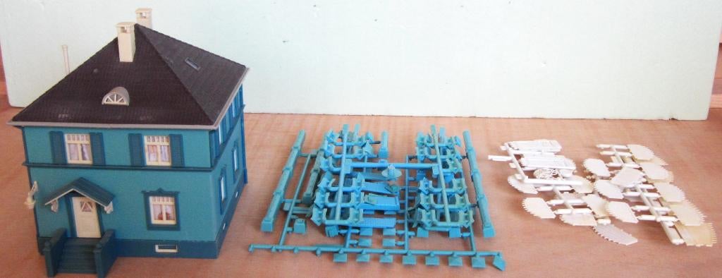 Statig huis met garage en omheining   1/87  HO, Hobby en Vrije tijd, Modeltreinen | H0, Zo goed als nieuw, Brug, Tunnel of Gebouw