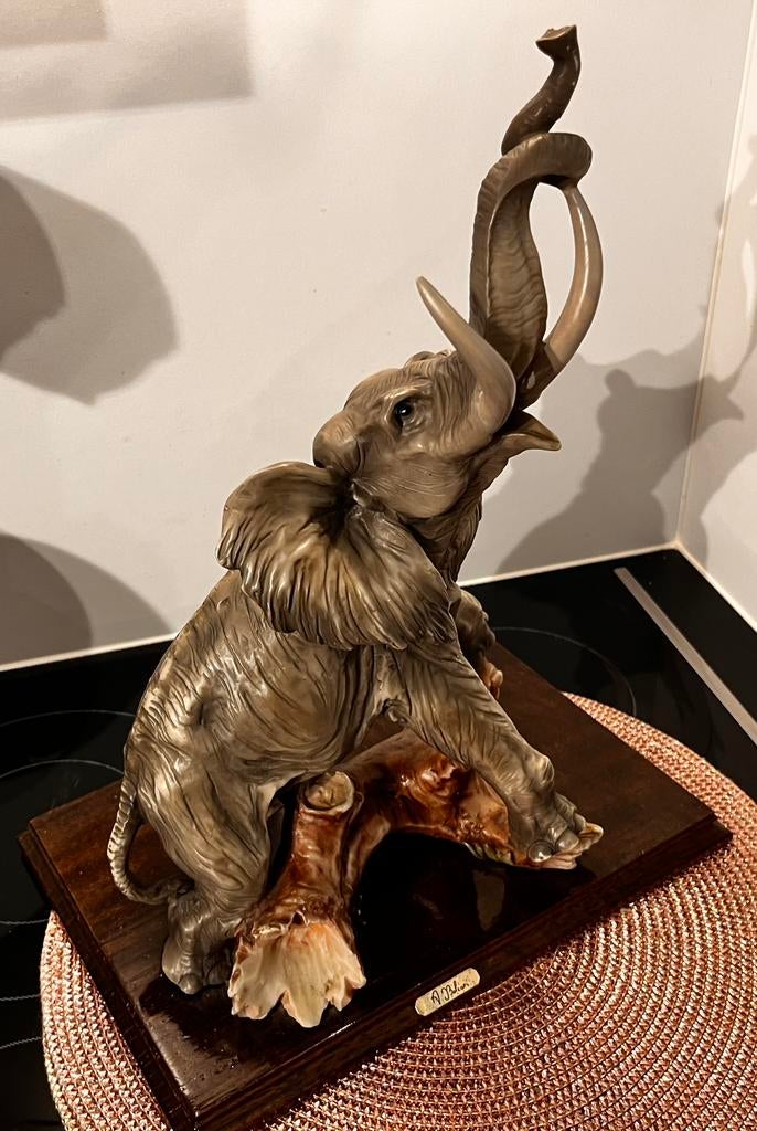 OLIFANT SCULPTUUR Auro Belcari Capodimonte Italy, Antiek en Kunst, Natuurlijk materiaal, Ophalen of Verzenden, Zoogdier, 20 - 50 cm