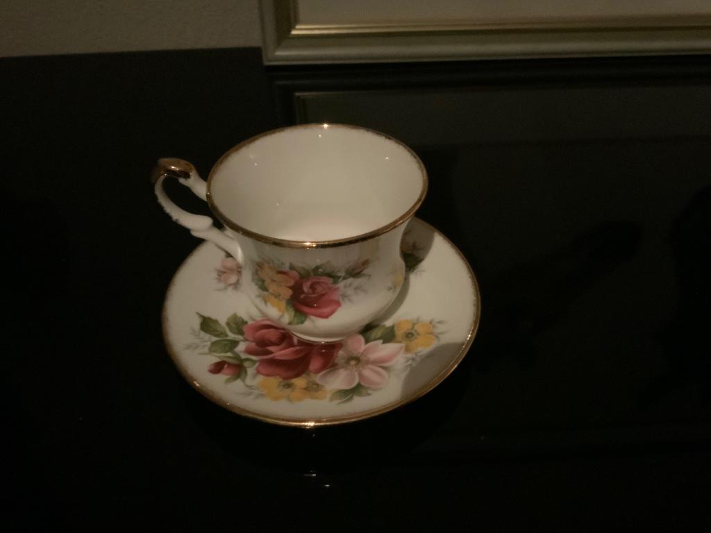 Vintage theekopje met schotel queens, Antiek en Kunst, Antiek | Servies los, Ophalen of Verzenden