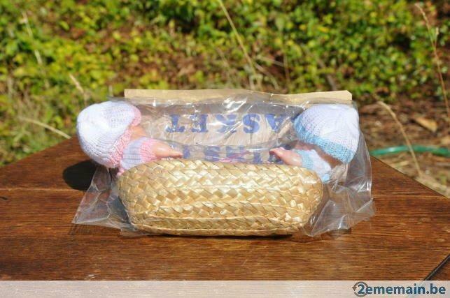 2 petites poupées dans couffin osier neuf, Enfants & Bébés, Jouets | Poupées, Enlèvement ou Envoi, Neuf