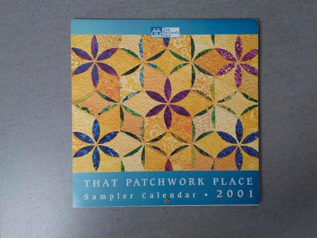 Calendrier That Patchwork Place 2001 + couverture + motifs, Livres, Loisirs & Temps libre, Neuf, Broderie ou Couture, Enlèvement ou Envoi