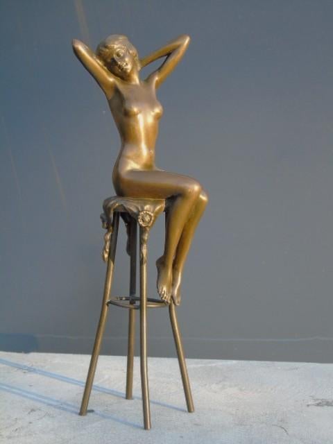 une femme nue assise sur tabouret en bronze signé ., Antiquités & Art, Enlèvement ou Envoi, Bronze