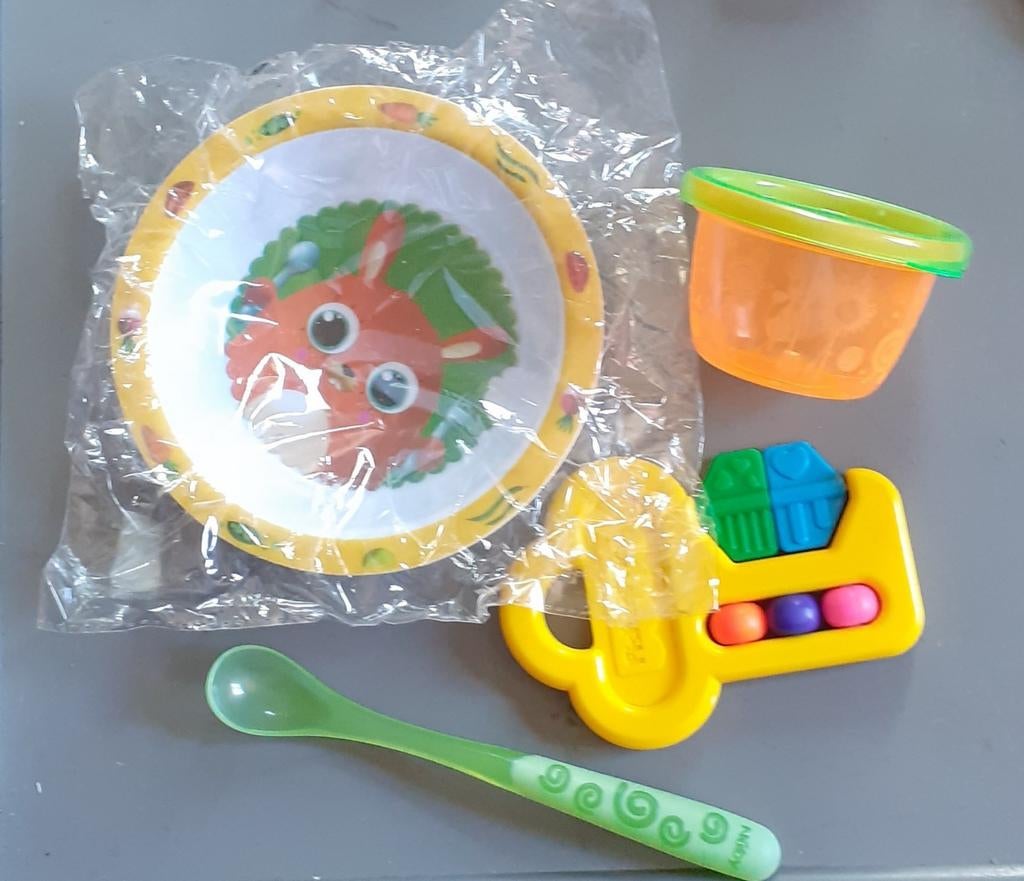 Vaisselle pour bébé +un jeu Fischer price, Enfants & Bébés, Enlèvement ou Envoi, Comme neuf