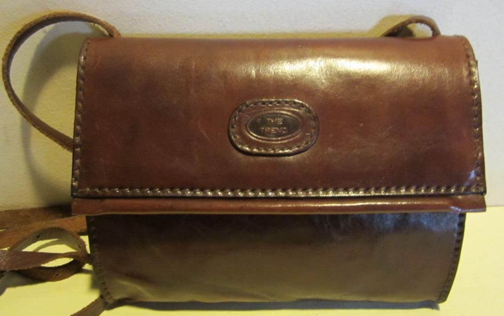 Vintage leren tasje, met lange schouderriem. cross over 271, Handtassen en Accessoires, Tassen | Damestassen, Zo goed als nieuw