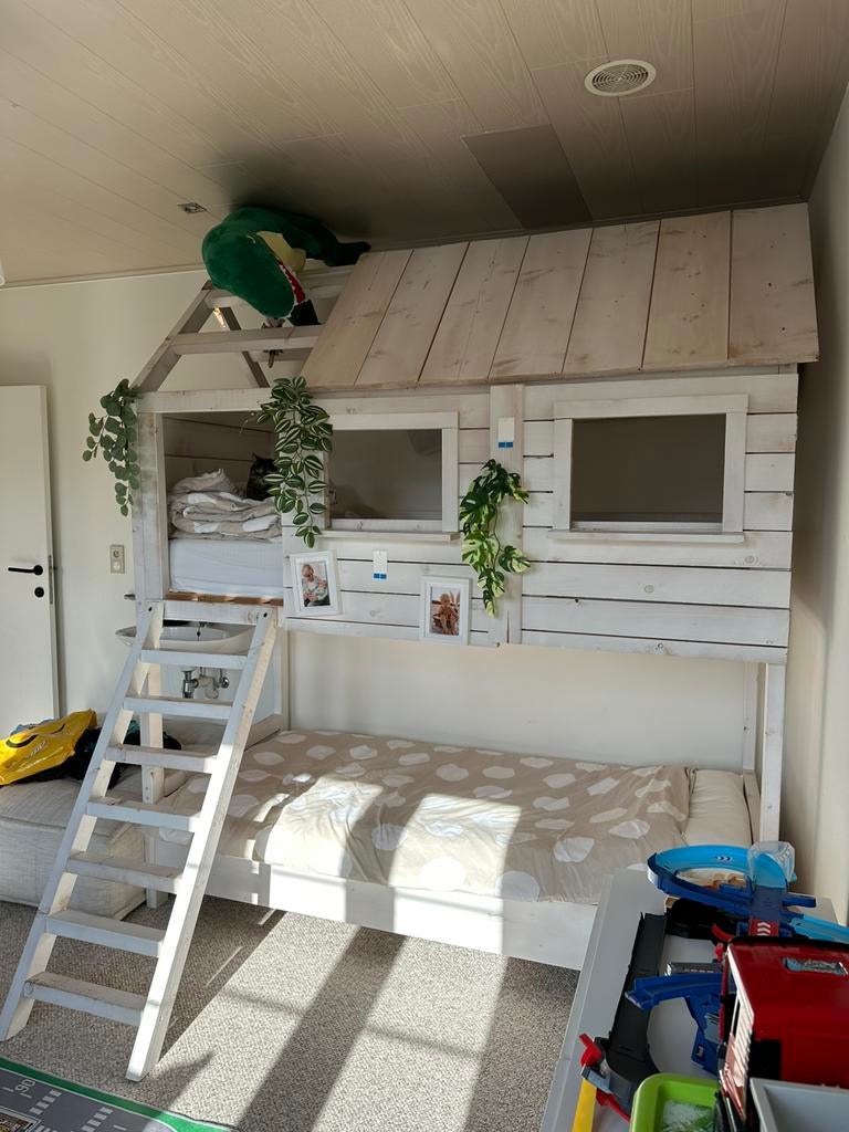 Massief houten huis - stapelbed 90x200 - uniek speelbed, Ophalen, Gebruikt, Stapelbed