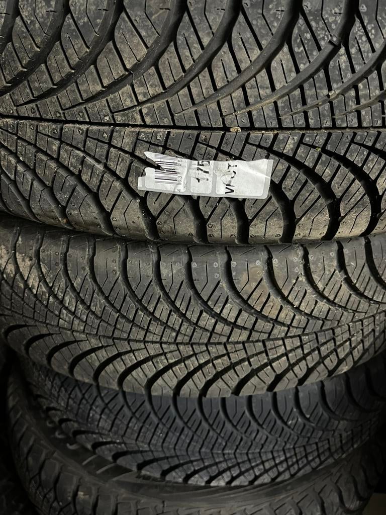 4 pneus 4 saisons neufs toyota aygo x, Enlèvement